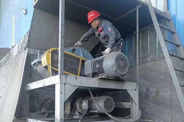 ​ 内蒙古煤泥烘干设备托管项目，今日进行维护保养工作